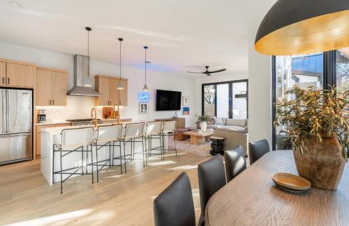Bouldin House | Experience Henley by AvantStay: Guest House with Pool Oasis