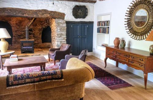 Felindre Farchog House | Elegant Henllys Hotel: Family and Pet Friendly Retreat