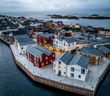 Henningsvaer Hotel | Beautiful Henningsvær Bryggehotell with Family-Friendly Dining