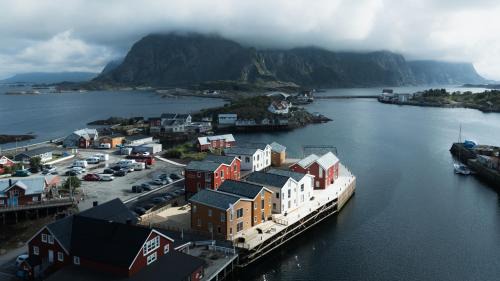Henningsvaer Hotel | Beautiful Henningsvær Bryggehotell with Family-Friendly Dining