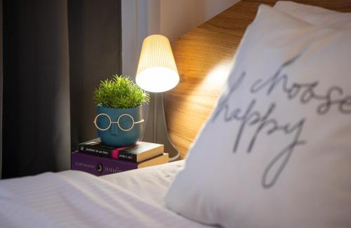 Satu Mare Apartment | Henriett’s Inviting Retreat: Pet & Child Friendly Escape