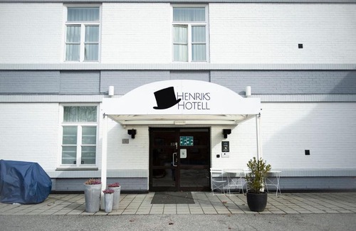Skien Hotel | Discover Henriks Hotell: Pet-Friendly with Delicious Dining