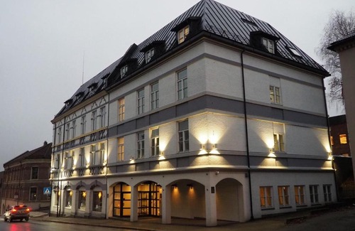 Skien Hotel | Discover Henriks Hotell: Pet-Friendly with Delicious Dining