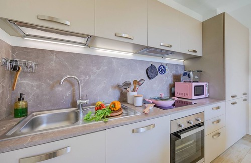 Portese Apartment | Henry Historic Center: 300m to Lake with Family Amenities