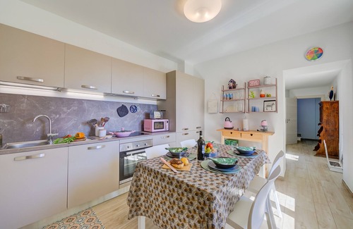 Portese Apartment | Henry Historic Center: 300m to Lake with Family Amenities