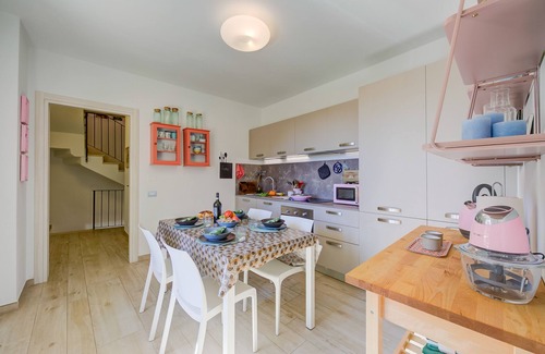Portese Apartment | Henry Historic Center: 300m to Lake with Family Amenities