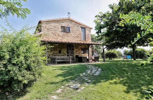 Cinigiano Villa | Relax at Henry House: Oceanfront Retreat with Pool & Pets