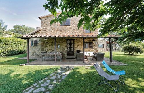 Cinigiano Villa | Relax at Henry House: Oceanfront Retreat with Pool & Pets