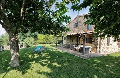 Cinigiano Villa | Relax at Henry House: Oceanfront Retreat with Pool & Pets