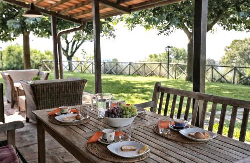 Cinigiano Villa | Relax at Henry House: Oceanfront Retreat with Pool & Pets