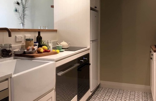 Dunedin City Centre Apartment | Top-Rated Henry Matthews Apartment with Kitchen & Accessibility