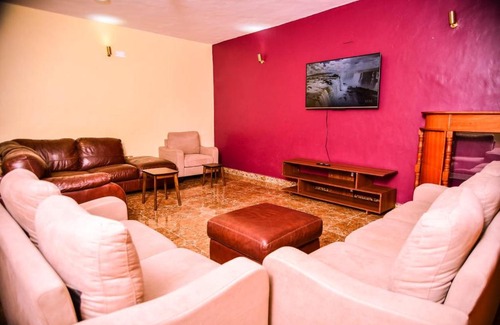 Nakuru Industrial Zone House | Discover Henry's Haven: Family-Friendly with a Hot Tub