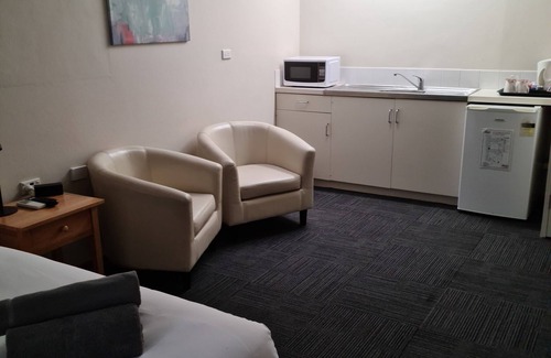 Quirindi Hotel | Discover Henry's Quirindi: Family-Friendly with Dining Options