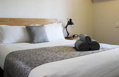 Quirindi Hotel | Discover Henry's Quirindi: Family-Friendly with Dining Options