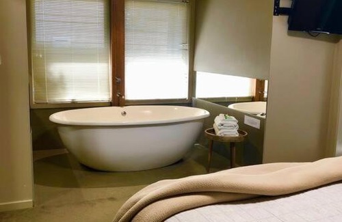 Hepburn Springs Villa | Unwind at Hepburn Hideaway Villa - Rated 9.3/10 by Guests