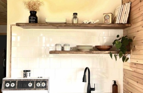 Bayview Cottage | Discover Her Francis: Pet-Friendly Retreat with Breakfast