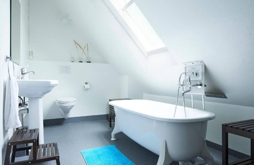 Laugarvatn Hotel | Historic Heradsskolinn Guesthouse with Spa & Pool Amenities