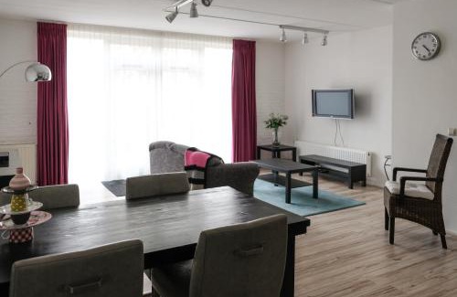 Uffelte Apartment | Comfortable Stay at Herberg de Roskam with Breakfast & Dining