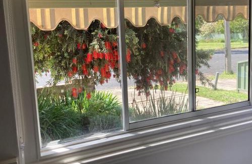 Tumut House | Top-Rated Herbert Cottage: Family-Friendly Retreat Awaits