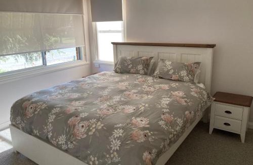 Tumut House | Top-Rated Herbert Cottage: Family-Friendly Retreat Awaits