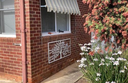 Tumut House | Top-Rated Herbert Cottage: Family-Friendly Retreat Awaits