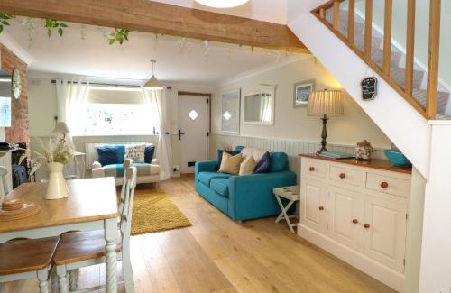 Snettisham House | Family-Friendly Retreat at Herbies Cottage - 4 Star Excellence