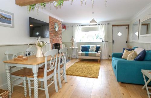 Snettisham House | Family-Friendly Retreat at Herbies Cottage - 4 Star Excellence