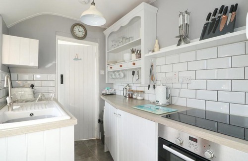 Snettisham House | Pet-Friendly Herbies Cottage in King's Lynn - 4-Star Retreat