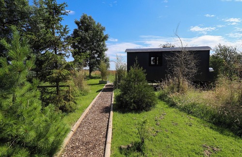 Retford Cottage | Romantic Herdwick Glamping with Hot Tub in Retford
