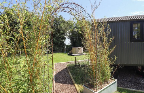 Retford Cottage | Romantic Herdwick Glamping with Hot Tub in Retford