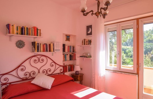 Simeri-Crichi House | Here you will occupy part of a pretty two-family house with garden in the Gulf of Squillace, about 2