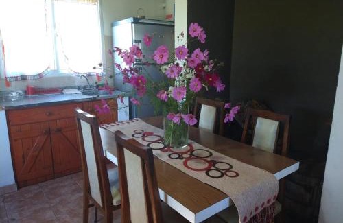 Villa Yacanto Ski Chalet | Discover Herencia Nativa: Family-Friendly with Kitchen Access