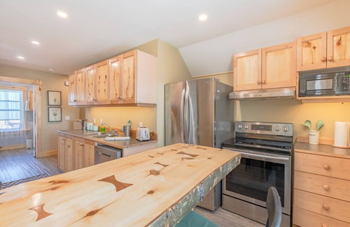 Ramsay Apartment | Heritage Retreat: 9.8 Rated Near Downtown with Spa & Hot Tub