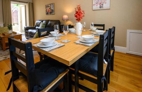 Trehafod House | Experience Heritage Cottage: Pet & Child Friendly Retreat