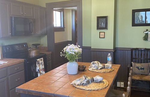 Shelbyville House | Heritage House: A Perfect Stay Near the Bourbon Trail