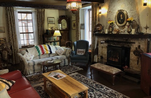 Lockport House | Historic Heritage Red River House with Pool & Restaurant