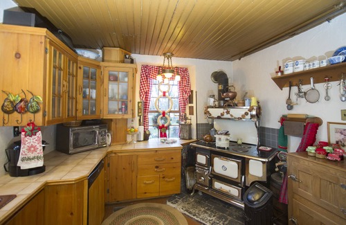 Lockport House | Historic Heritage Red River House with Pool & Restaurant