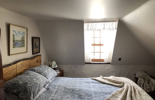 Lockport House | Historic Heritage Red River House with Pool & Restaurant