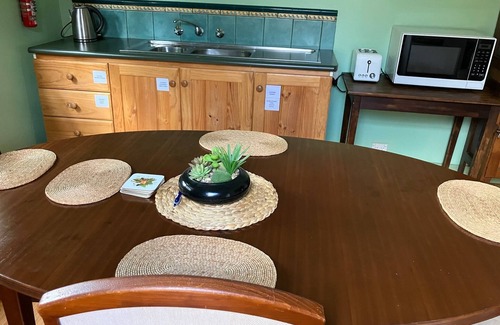 Clunes House | Heritage Miners Cottage in Clunes with Spa & Hot Tub