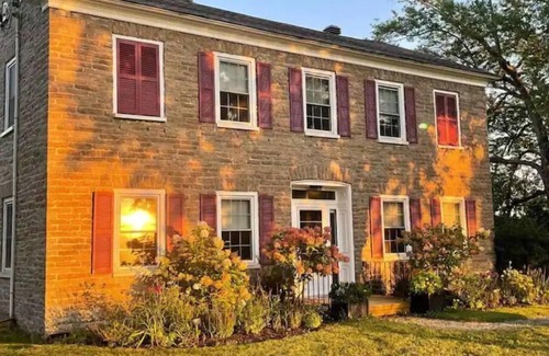 Merrickville-Wolford House | Pet-Friendly Heritage Stone House by the Rideau Canal