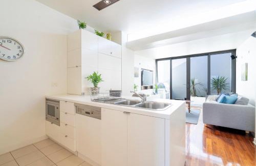 North Hobart Apartment | Heritage Terrace: Modern Comfort in a Family-Friendly Stay
