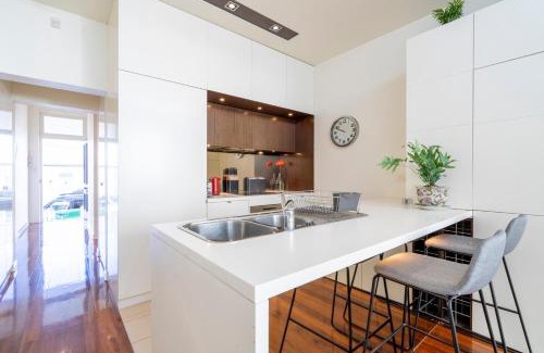 North Hobart Apartment | Heritage Terrace: Modern Comfort in a Family-Friendly Stay