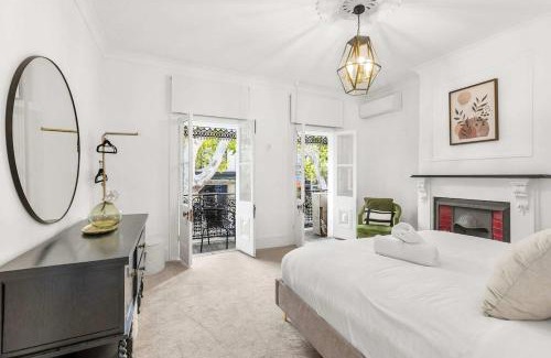 Pyrmont Apartment | Heritage Townhouse with Private Parking