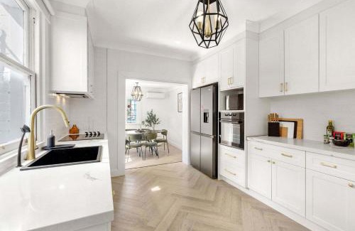 Pyrmont Apartment | Heritage Townhouse with Private Parking