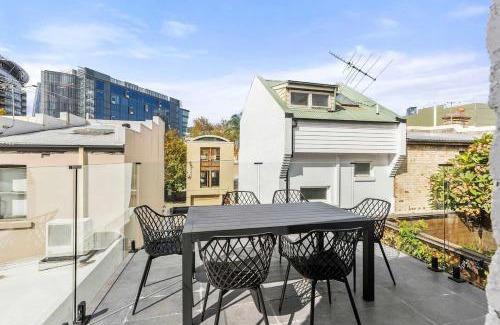 Pyrmont Apartment | Heritage Townhouse with Private Parking
