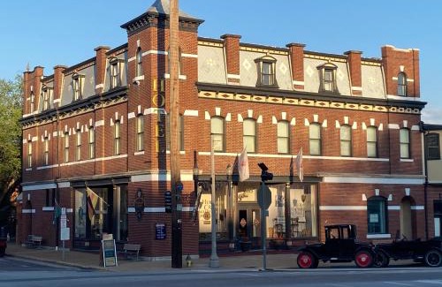 Hermann Hotel | Elegant Hermann Crown Suites: Pet-Friendly with Top Amenities