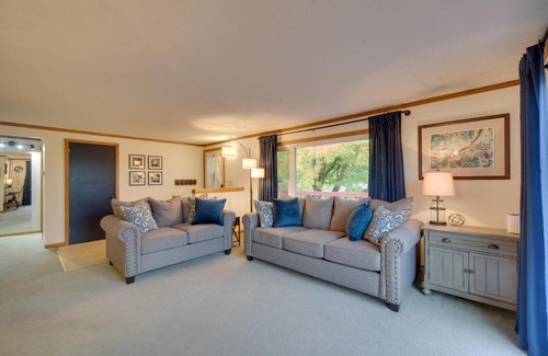 Duluth House | Inviting Hermantown Retreat with Deck, Grill & Hot Tub