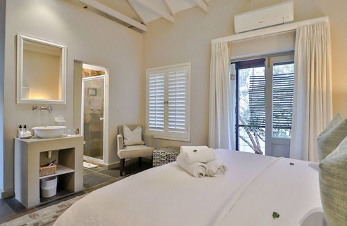 Hermanus Bed & Breakfast | Explore Hermanus Lodge on the Green: 4-Star Comfort & Pool