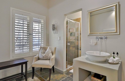 Hermanus Bed & Breakfast | Explore Hermanus Lodge on the Green: 4-Star Comfort & Pool