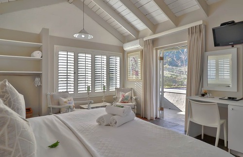 Hermanus Bed & Breakfast | Explore Hermanus Lodge on the Green: 4-Star Comfort & Pool